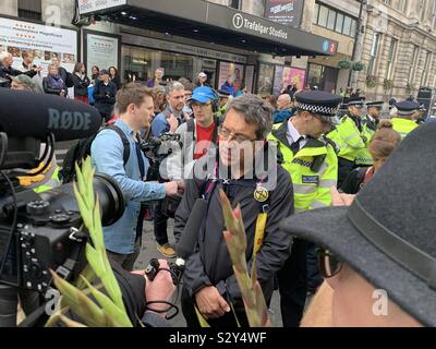 George Monbiot nach zu einem Aussterben Rebellion Protest in London, 16. Oktober 2019 verhaftet wurde, Stockfoto