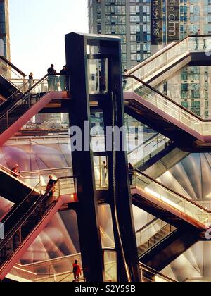 Besucher genießen die Aussichtsplattform in Hudson Yards mit dem Namen des Schiffes, NYC, USA Stockfoto