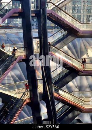 Besucher genießen die Kupfer plattierte Aussparungen, der Aussichtsplattform des Schiffes im Hudson Yards, NYC, USA Stockfoto