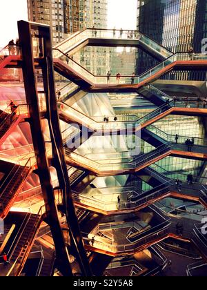 Das Schiff ist eine touristische Attraktion in Hudson Yards, Kupfer plattiert und Wabenförmigen, NYC, USA Stockfoto