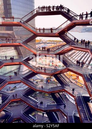 Besucher genießen die Kupfer plattierte wabenförmigen Aussichtsplattform, das Schiff, Hudson Yards, NYC, USA Stockfoto