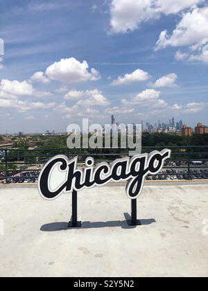 Chicago Zeichen an U.S. Cellular park mit Chicago im Hintergrund. Stockfoto