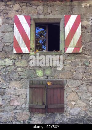Fenster und Fensterläden aus Holz der Burg Ei in der Nähe von Bernried, Landkreis Deggendorf, Niederbayern, Deutschland, Europa Stockfoto
