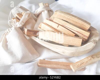 Palo Santo Sticks in Holz Fach Stockfoto