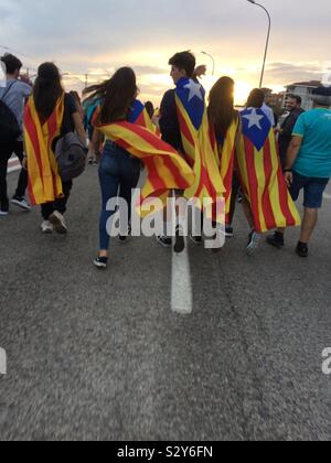 Barcelona, Katalonien, Spanien. 17 Okt, 2019. Tausende von Menschen nehmen Sie teil an einem der so genannten "Bögen für die Freiheit" von Girona nach Barcelona in Katalonien, Spanien Stockfoto