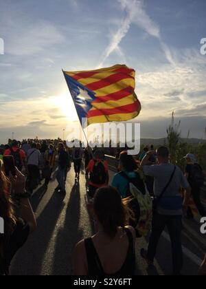 Barcelona, Katalonien, Spanien. 17 Okt, 2019. Tausende von Menschen nehmen Sie teil an einem der so genannten "Bögen für die Freiheit" von Girona nach Barcelona in Katalonien, Spanien Stockfoto