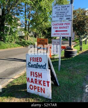 Zeichen in der Nähe der Pier und Fischmarkt, Chatham, Cape Cod, Massachusetts, United States Stockfoto