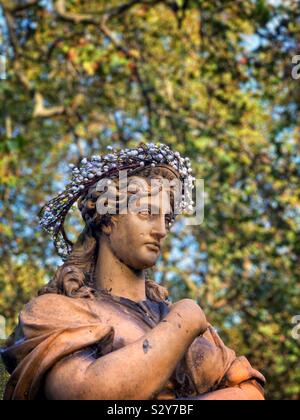 Statue von Euterpe, St George's Gardens, Bloomsbury, London, UK Stockfoto