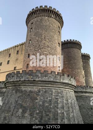 Das Castel Nuovo, auch "Maschio Angioino, mittelalterliche Burg, touristische Attraktion von Neapel, Kampanien, Italien Stockfoto