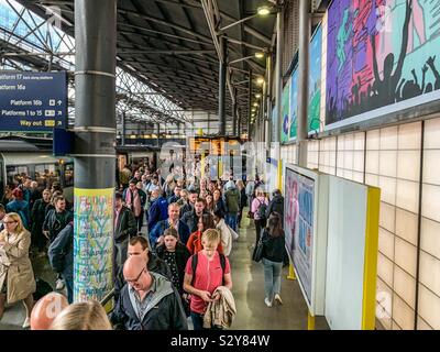 Pendler an einer sehr belebten Bahnsteig Bahnhof Leeds Stockfoto