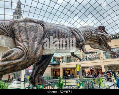 Lebensgroße Modell eines Tyrannosaurus Rex T-Rex Trinity Leeds Shopping Center Stockfoto