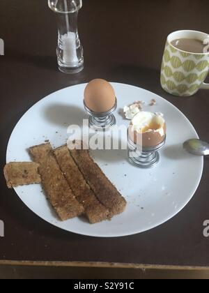 Frühstück mit gekochten Eiern und Toast (Soldaten) Stockfoto