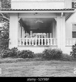 Schwarz-weiß-Bild von der Veranda eines Hauses in Allenhurst, Monmouth County, New Jersey, United States Stockfoto