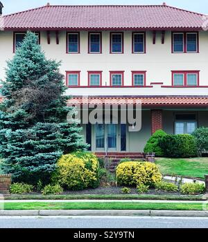 Vor dem Eingang zu einem Haus in Allenhurst, Monmouth County, New Jersey, United States Stockfoto