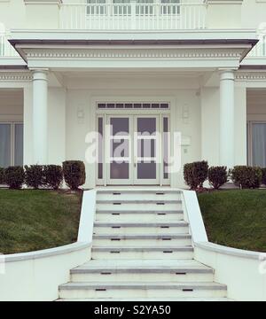 Marmor Treppe zum Eingang ein Haus in Allenhurst, Monmouth County, New Jersey, United States Stockfoto