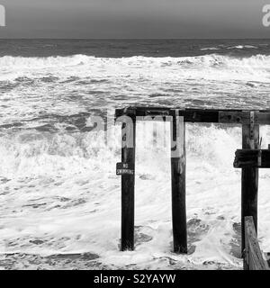 Schwarz-weiß-Bild von einem Teil der Ocean Grove Fishing Pier, Ocean Grove, Neptun Township, Monmouth County, New Jersey, United States Stockfoto