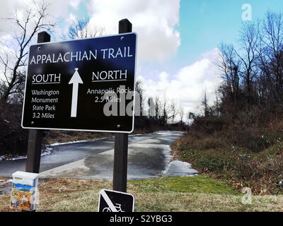 Trailhead Zeichen für Marylands Teil des Appalachian Trail am Parkplatz in Myersville. Die beliebteste Wanderung zu Annapolis Rock ist fünf Meilen in und out. Stockfoto