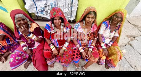 Lambadi Frauen in ihrem Dorf in Karnataka, Indien. Stockfoto