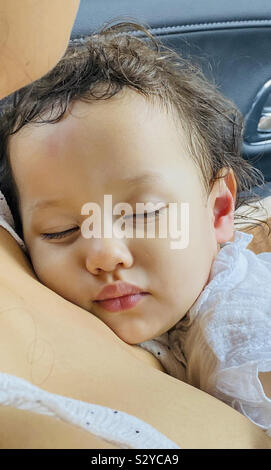 Baby schläft in den Müttern, die Arme Stockfoto