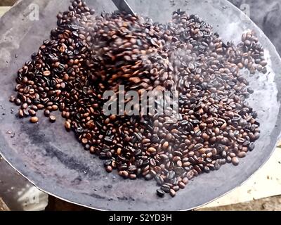 Die Röstung frische äthiopischen Kaffee. Stockfoto