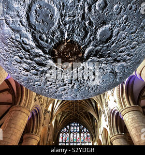 Luke Jerram's Museum des Mondes in der Kathedrale von Gloucester Stockfoto