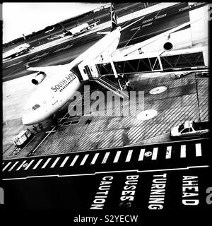 Mangel und weiß Foto von Rollbahn am Flughafen Kapstadt, Südafrika. Stockfoto