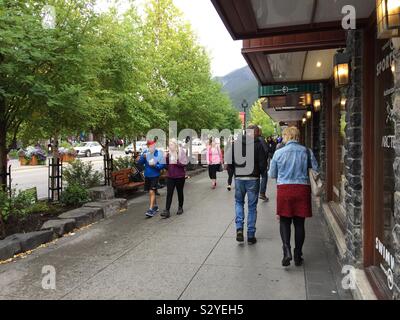 Besuchen Sie die Stadt Banff, Alberta, Kanada, Banff National Park, street photography Stockfoto