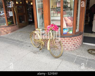 Besuchen Sie die Stadt Banff, Alberta, Kanada, Banff National Park, street photography, Gold Fahrrad Stockfoto