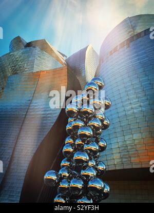 Hohen Baum & das Auge, von Anish Kapoor außerhalb Guggenheim Museum, Bilbao, Spanien Stockfoto