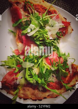 Close up Flach von zwei Schichten von Rucola und Tomaten Pizza. Stockfoto