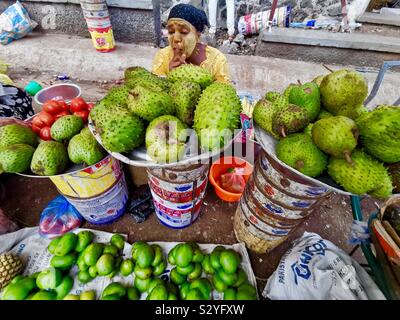 Tropische Früchte in den lebhaften Markt in Moroni, Komoren verkauft. Stockfoto