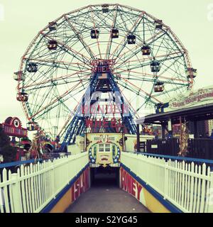 Wonder Wheel Riesenrad fahren auf Coney Island, Brooklyn, New York, Vereinigte Staaten von Amerika. Stockfoto