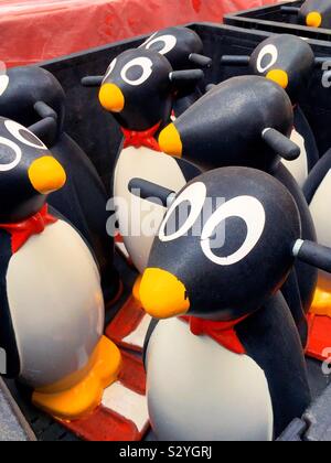 Schlittschuh. Helfer in Form von Pinguinen Stockfoto