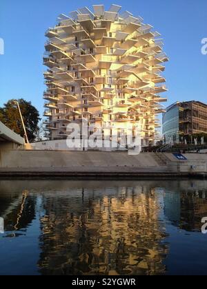 L'Arbre Blanc, Neues modernes Gebäude am Ufer des Flusses Lez, Montpellier Frankreich Stockfoto