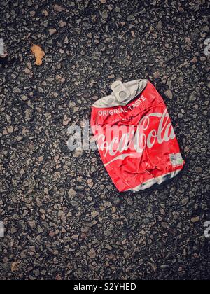 Ein einsamer "Geschmack" kann von Coca-Cola trinken aufgegeben, zerkleinert und hinter auf einer Fläche von Asphalt links im städtischen Umfeld. Foto - © COLIN HOSKINS. Stockfoto