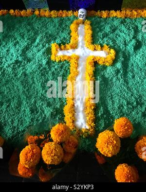 Ein Kreuz aus Ringelblume Blumen schmückt einen Altar während der Tag der Toten in Coyoacan, Mexiko City, Mexiko Stockfoto