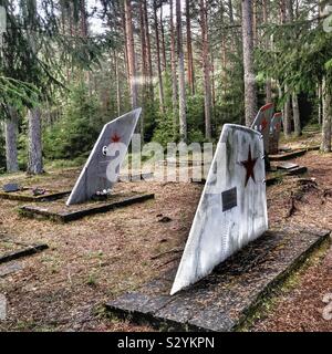 Amari Piloten Friedhof, ein gruseliges Sowjetischen Soldatenfriedhof in Estland mit Flugzeugen Schwanzflosse als ernste Markierungen Stockfoto