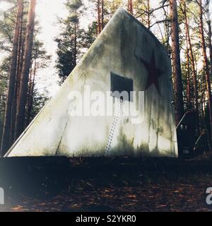 Amari Piloten Friedhof, ein gruseliges Sowjetischen Soldatenfriedhof in Estland mit Flugzeugen Schwanzflosse als ernste Markierungen Stockfoto