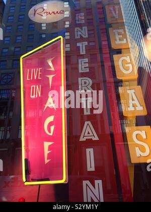 Beschilderung des wunderbaren Frau Maisel Fernsehsendung im Bergdorf Goodman's Windows auf der Fifth Avenue, New York, USA Stockfoto