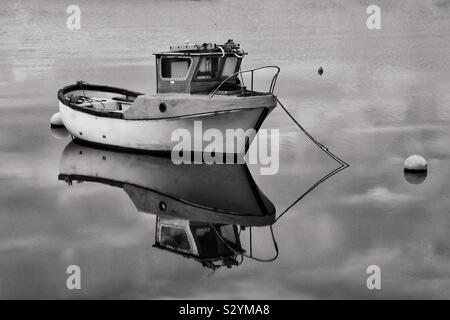 Fischerboot in einem ruhigen Hafen, Irvine, Ayrshire, Schottland, Großbritannien Stockfoto