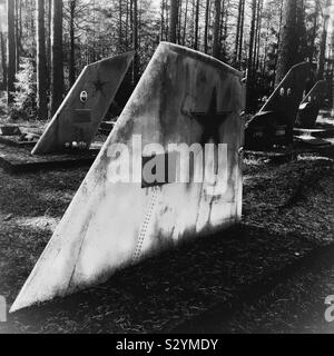 Amari Piloten Friedhof, ein gruseliges Sowjetischen Soldatenfriedhof in Estland mit Flugzeugen Schwanzflosse als ernste Markierungen Stockfoto