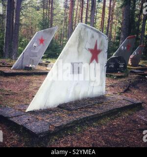 Amari Piloten Friedhof, ein gruseliges Sowjetischen Soldatenfriedhof in Estland mit Flugzeugen Schwanzflosse als ernste Markierungen Stockfoto