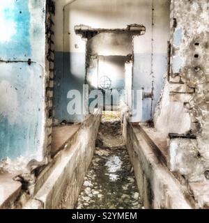 Hara Submarine Base einen Stillgelegten U-Boot Basis und viel Platz für Graffiti Kunst Stockfoto