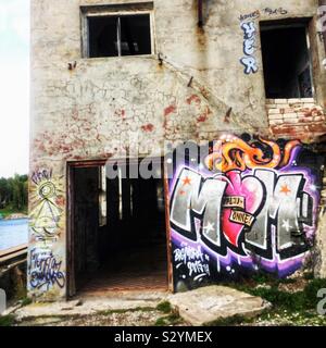 Hara Submarine Base einen Stillgelegten U-Boot Basis und viel Platz für Graffiti Kunst Stockfoto