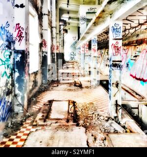 Hara Submarine Base einen Stillgelegten U-Boot Basis und viel Platz für Graffiti Kunst Stockfoto