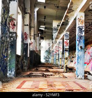 Hara Submarine Base einen Stillgelegten U-Boot Basis und viel Platz für Graffiti Kunst Stockfoto