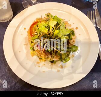 Quinoa Salat mit Avocado und grüne Blätter Stockfoto