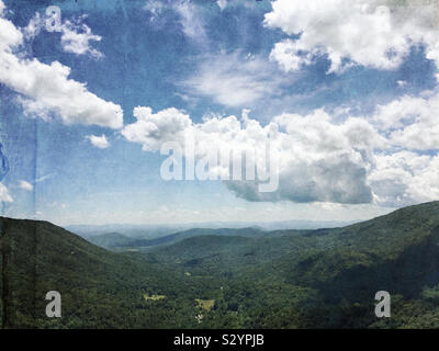 Speck hohler Blick auf Skyline Drive, Shenandoah National Park, Virginia USA. Die Appalachian Blue Ridge Mountains im Hintergrund. Dieses Bild hat eine Grunge strukturierte Wirkung. Stockfoto