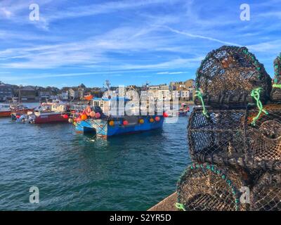 Hummer Töpfe am Kai von St Ives Harbour, Oktober. Stockfoto