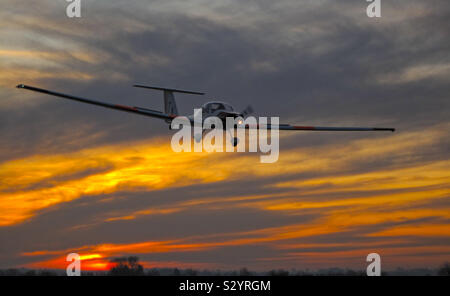 Air Cadet wachsam Motorsegler landet bei Sonnenuntergang an RAF Linton-auf-Ouse Stockfoto